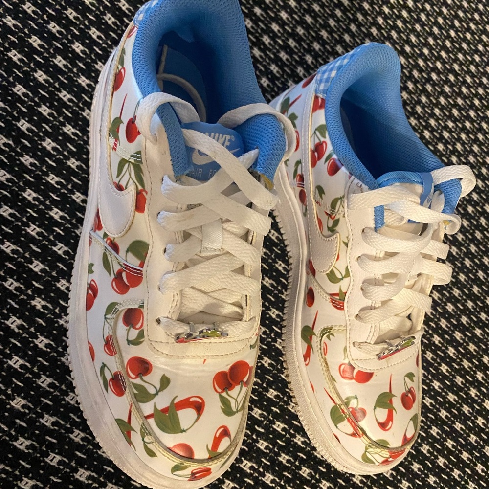 Woman’s size 5 Nike shoes